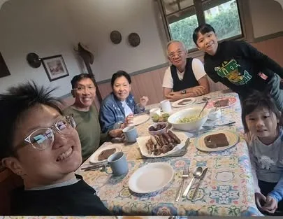 Family gathered around the dining table at the Settlers Rest cottage