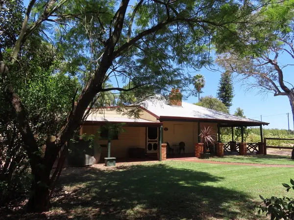 Why stay in the City, this amazing cottage on a farm is only 20 minutes from Perth Airport in the Swan Valley.  One private cottage on 14 acres of bliss, river frontage with private jetty and farm ani
